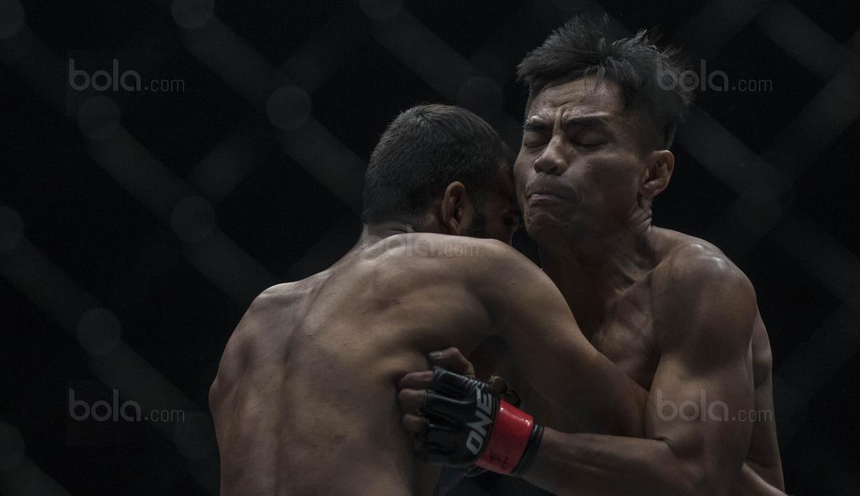 Petarung Indonesia, Stefer Rahardian, berhadapan dengan petarung Pakistan, Muhammad Imran, saat laga One Championship di JCC Senayan, Jakarta, Sabtu (20/1/2018). Stefar berhasil mengalahkan Imran. (Bola.com/Vitalis Yogi Trisna)