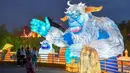 Orang-orang menikmati pameran lentera yang diadakan di Changying Century City di Changchun, ibu kota Provinsi Jilin, China timur laut (26/6/2020). Lentera warna-warni dinyalakan di Changying Century City selama hari libur Festival Perahu Naga. (Xinhua/Zhang Nan)