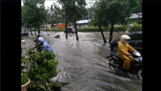 10 Foto Ini Jadi Bukti Kalau Jakarta Belum Bebas Banjir