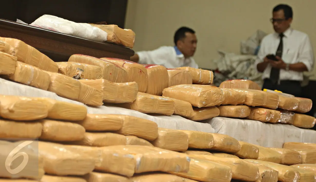 Barang bukti berupa 1,5 ton ganja dengan nilai total Rp.17 M diperlihatkan Bareskrim saat rilis pengungkapan jaringan Narkotika sindikat Aceh-Jakarta-Bali di Jakarta, Senin (28/12/2015). (Liputan6.com/Immanuel Antonius) 