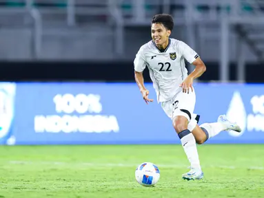 Pemain Timnas Indonesia, Adrian Wibowo, saat melawan Timnas Lebanon dalam laga FIFA Matchday 2025 di Stadion Gelora Bung Tomo, Surabaya, Senin (8/9/2025). (Bola.com/Abdul Aziz)