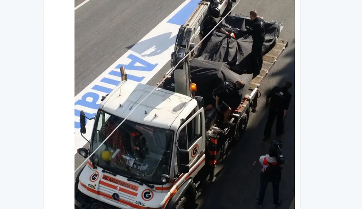 Mobil MRT05 milik Rio Haryanto sedang diangkut petugas ke pit usai melincir di tikungan 4 Sirkuit Catalunya, Barcelona, Spanyol, Kamis (25/2/2016) dalam sesi terakhir tes pramusim F1. (Bola.com/Twitter)