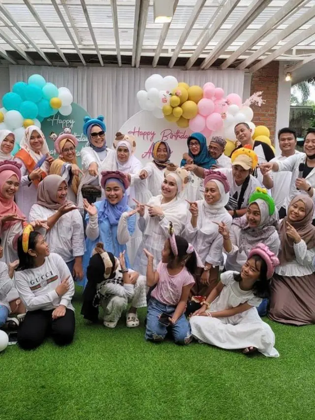 7 Pesona Cantik Ayu Ting Ting Pakai Hijab di Perayaan Ulang Tahun Adiknya, Tuai Pujian