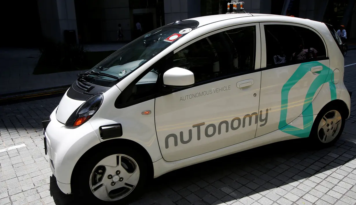 Taksi tanpa sopir atau kendaraan otonom ketika uji coba di jalan raya Singapura, Kamis (25/8). Untuk tahap awal, mobil taksi tersebut hanya bisa beroperasi di radius 4 kilometer persegi di zona yang dinamakan one-north. (REUTERS/Edgar Su)