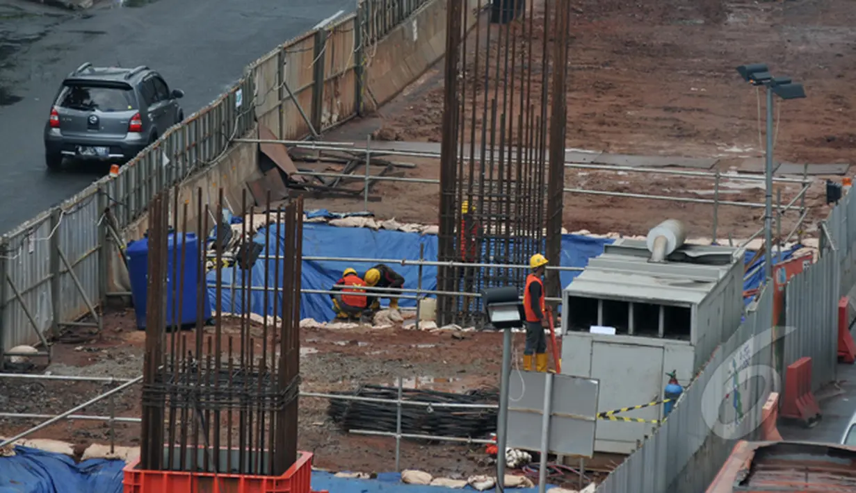 Proyek MRT telah memasuki tahap pengerjaan pengeboran area transisi atau tempat untuk menaruh bor raksasa (tunnel boring machine). Ditargetkan selesai pada 2016, Kawasan Blok M, Jakarta, Selasa (3/3/2015). (Liputan6.com/Johan Tallo)
