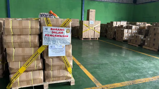 Kementerian Perdagangan berhasil mengamankan lebih dari 1,6 juta unit produk impor ilegal dari China. (Foto: Liputan6.com/Tira Santia)