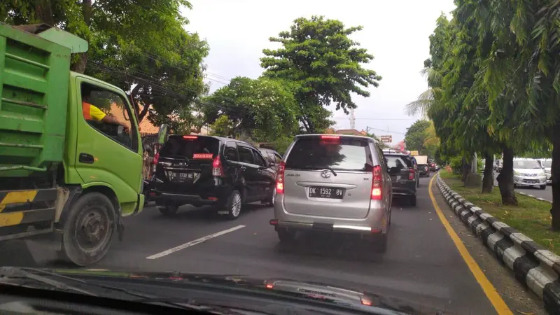 Kemacetan akibat volume kepemilikan kendaraan yang tinggi di Bali