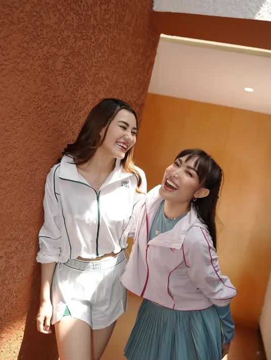 Jaket tersebut dipadukan bawahan celana pendek warna senada. Rambut coklat dibiarkan terurai dengan bagian depan dikepang. [@aaliyah.massaid].