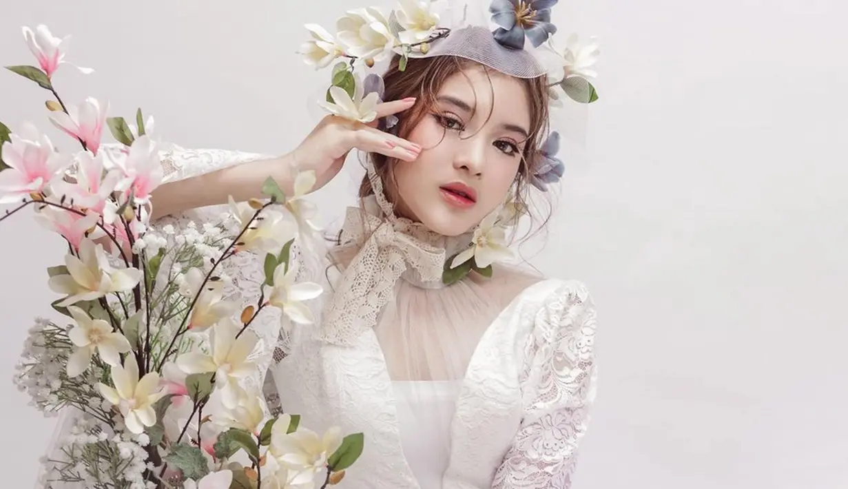 Ia juga pernah jalani pemotretan memakai gaun vintage serba putih. Dihias dengan banyak bunga, penampilan penyanyi berusia 19 tahun ini bak noni-noni Belanda. (Liputan6.com/IG/@tiaraandini)