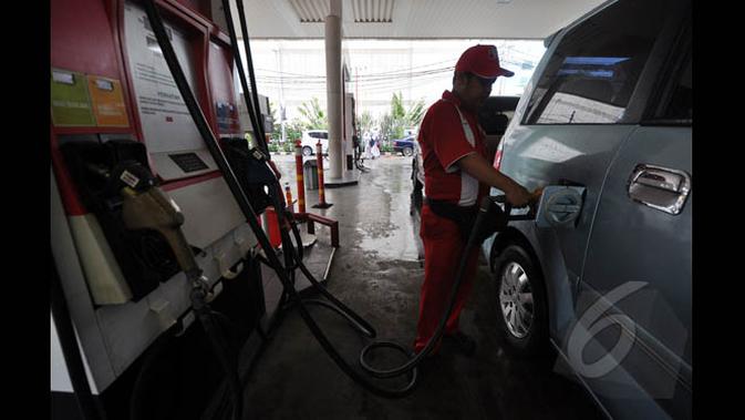 Seorang petugas SPBU mengisi bahan bakar ke salah satu kendaraan di Kuningan, Jakarta, Senin (19/1/2015). (Liputan6.com/Miftahul Hayat)