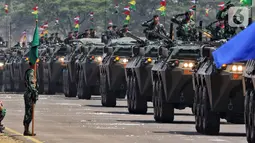 Prajurit TNI menaiki panser saat parade alutsista pada perayaan HUT ke-74 TNI di Lanud Halim Perdanakusuma, Jakarta Timur, Sabtu (5/10/2019). Perayaan HUT ke-74 TNI bertemakan 'TNI Profesional Kebanggaan Rakyat'. (Liputan6.com/JohanTallo)