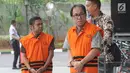 Dirut PT Sumber Swarnanusa Joe Fandy Yoesman (kanan) dan anggota DPRD Provinsi Jambi Muhammadiyah (kiri) akan menjalani pemeriksaan perdana pasca penahanan di Gedung KPK, Jakarta, Senin (5/8/2019). (merdeka.com/Dwi Narwoko)
