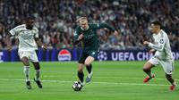 Penyerang Manchester City asal Norwegia #09, Erling Haaland (C), dihadang oleh bek Real Madrid asal Jerman #22, Antonio Ruediger (L), dan bek Real Madrid asal Inggris #12, Trent Alexander-Arnold, selama pertandingan leg pertama babak 16 besar Liga Champions UEFA antara Real Madrid dan Manchester City di Stadion Santiago Bernabeu di Madrid pada 11 Maret 2026. (Thomas COEX/AFP)