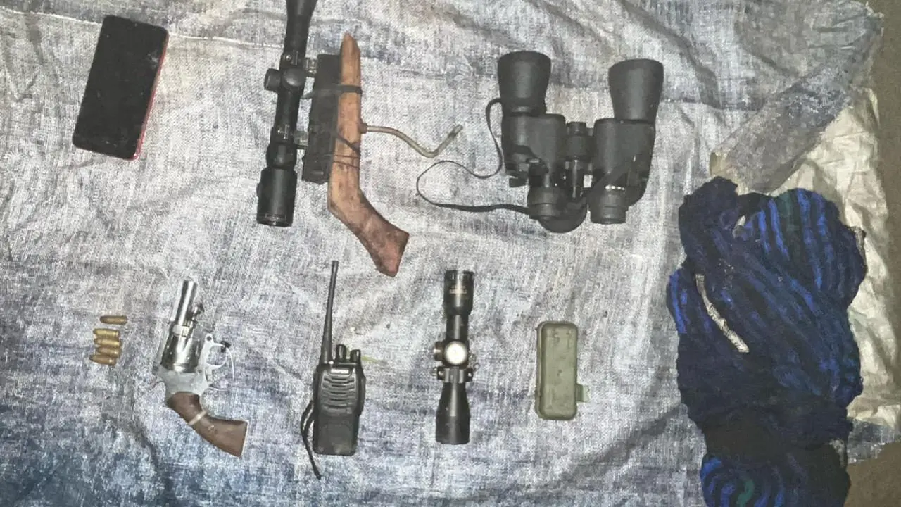 Barang bukti milik kelompok bersenjata Organisasi Papua Merdeka (OPM) yakni pistol revolver, satu pistol rakitan, 5 butir peluru kaliber 9 mm, satu unit HT (Baofeng), satu telepon genggam, satu teleskop optik, dan satu Leica 1000 YDSAT. (Istimewa)