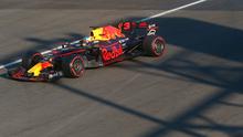 Pembalap Red Bull, Daniel Ricciardo memacu mobilnya selama balapan GP Azerbaijan di Sirkuit Baku City, Minggu (25/6). Ricciardo yang memulai dari posisi 10 mencatatkan waktu 1 jam 41 menit untuk melahap 51 putaran. (AP Photo/Darko Bandic)