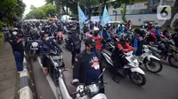 Buruh melakukan aksi unjuk rasa di kawasan Patung Kuda, Jakarta, Rabu (10/11/2021). Buruh menuntut pemerintah untuk mencabut UU Cipta Kerja dan meminta Presiden Joko Widodo atau Jokowi untuk mundur. (merdeka.com/Imam Buhori)