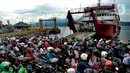 <p>Pemudik bermotor menuju kota-kota di Pulau jawa antri memasuki kapal penyeberangan di pelabuhan Gilimanuk, Bali, Sabtu (30/4/2022). H-2 Idul Fitri 1443 H, ribuan pemudik meninggalkan Pulau Bali untuk merayakan lebaran di kampu ng halaman. (merdeka.com/Arie Basuki)</p>