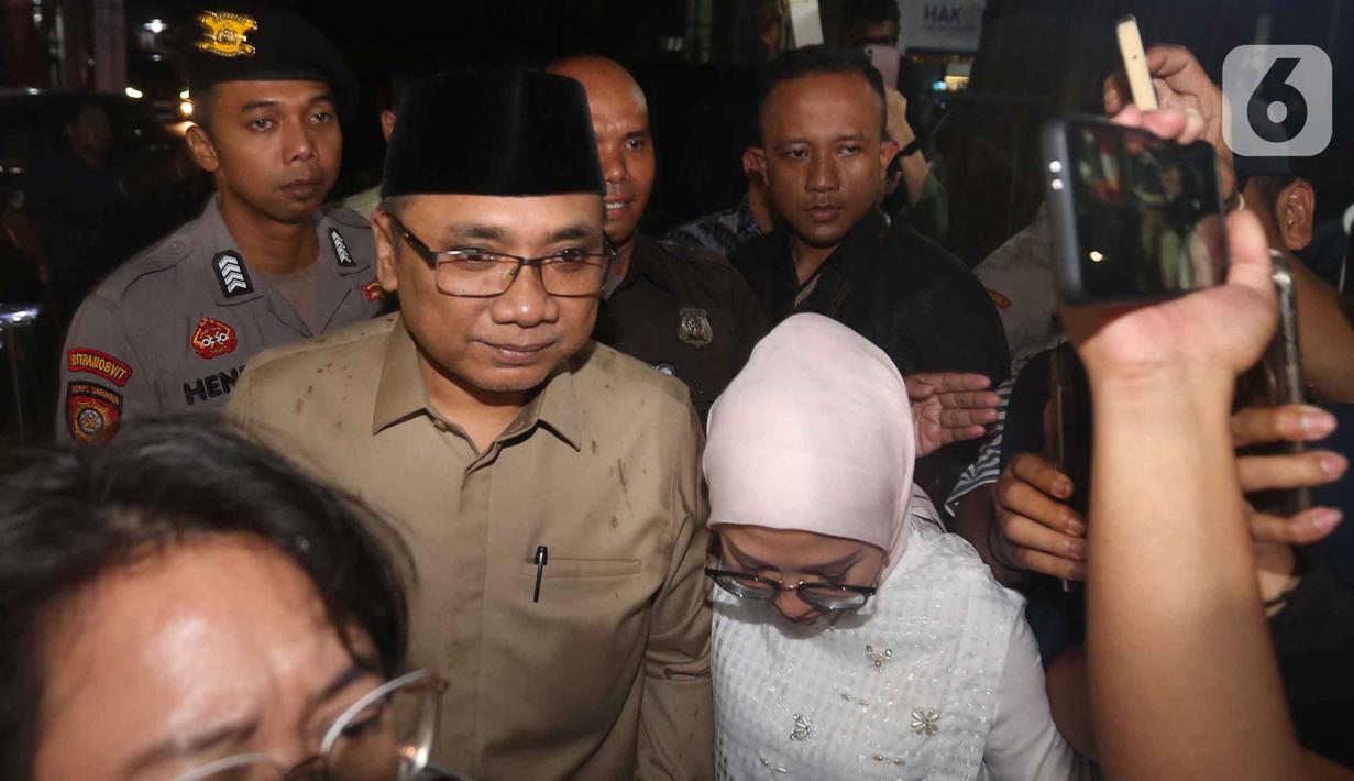 Yaqut Cholil Qoumas meminta pewarta untuk menanyakan langsung kepada penyidik KPK terkait hasil pemeriksaan dirinya. Tampak dalam foto, mantan Menteri Agama Republik Indonesia, Yaqut Cholil Qoumas, saat meninggalkan Gedung Komisi Pemberantasan Korupsi (KPK), Jakarta, Selasa (16/12/2025). (Liputan6.com/HelmiFithriansyah)