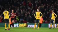 Para pemain Arsenal tertunduk lesu saat AFC Bournemouth mencetak gol ketiga pada laga Premier League di Stadion Vitality, Bournemouth, Selasa (3/1/2017). (AFP/Glyn Kirk)