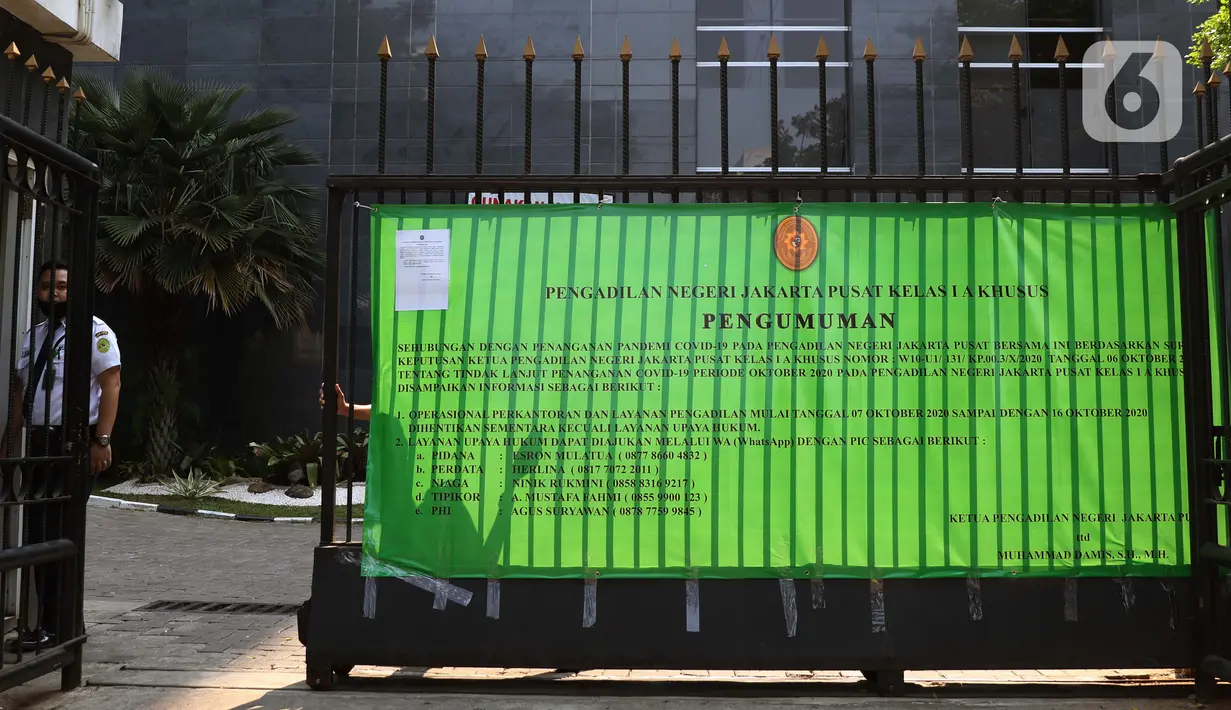Petugas keamanan menutup pagar gedung Pengadilan Negeri Jakarta Pusat, Rabu (7/10/2020). Pengadilan Negeri Jakarta Pusat menghentikan aktivitas selama tiga hari terhitung Rabu 7 Oktober hingga 9 Oktober 2020 karena adanya hasil tes pegawai yang reaktif COVID-19. (Liputan6.com/Helmi Fithriansyah)