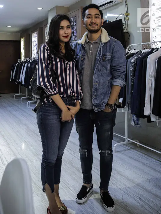 Syahnaz Sadiqah dan calon suaminya Jeje Govinda berpose usai fetting jas di Wong Hang Tailor di Jakarta, Rabu (7/2). Kedatangan mereka untuk fitting jas pernikahan yang akan dikenakan oleh Jeje Govinda dalam pernikahan nanti. (Liputan6.com/Faizal Fanani)