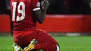 Pemain Liverpool, Sadio Mane mengacungkan jarinya setelah mencetak gol ke gawang Manchester City pada leg pertama perempat final Liga Champions di Anfield, Liverpool, Inggris, Rabu (4/4). Liverpool menang tiga gol tanpa balas. (Anthony Devlin/AFP)