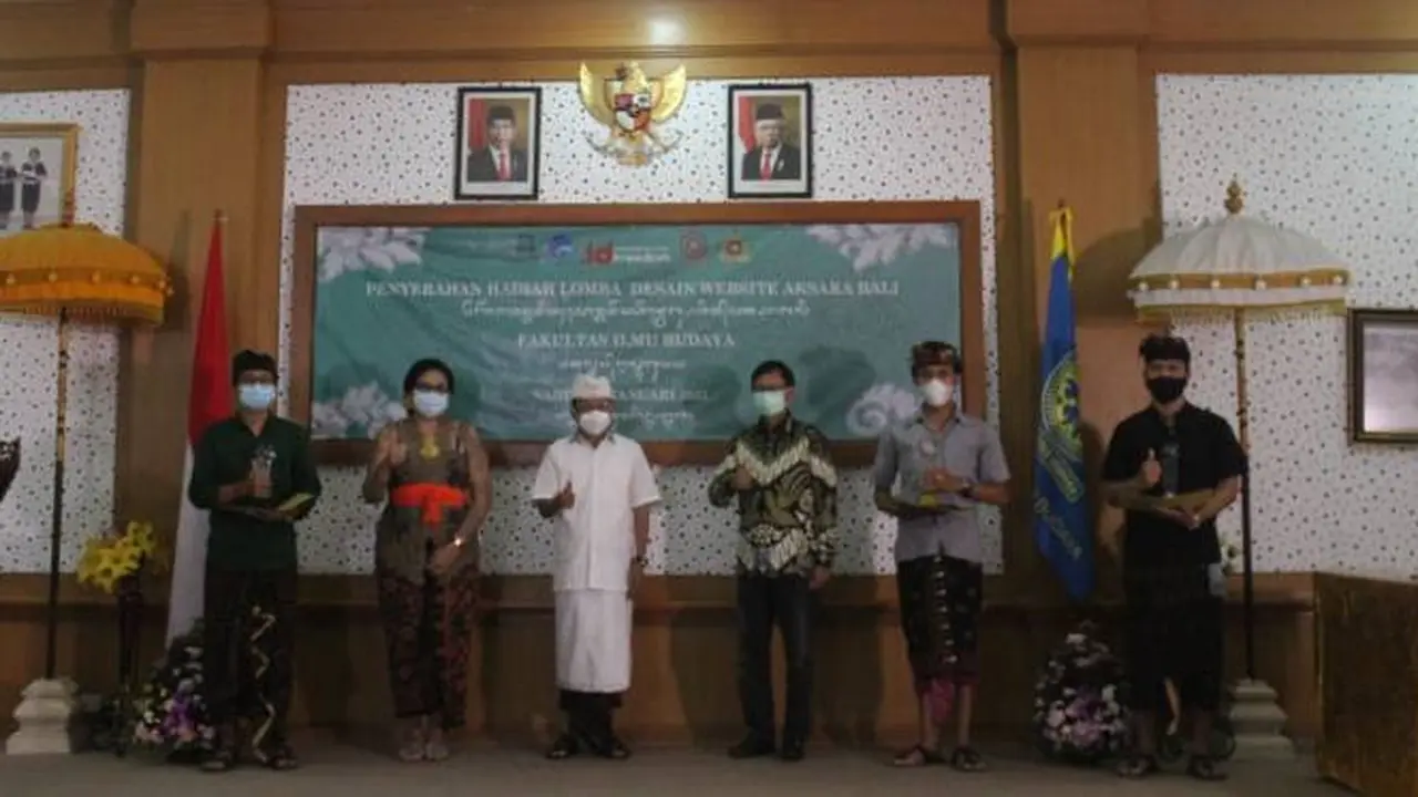Penyerahan trophy kepada para pemenang kompetisi website aksara Bali. Dok: PANDI