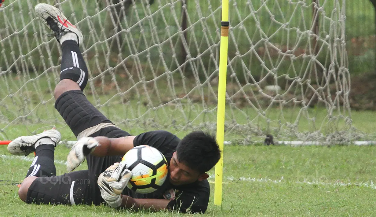 Kiper Persija Jakarta, Gianluca Rossi, menangkap bola saat latihan di Lapangan Sutasoma, Jakarta, Senin (26/3/2018). Macan Kemayoran merekrut kiper Timnas Indonesia U-19 untuk mengisi kuota tambahan. (Bola.com/Asprilla Dwi Adha)