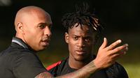 Striker Chelsea asal Belgia, Michy Batshuayi (kanan), bersama asisten pelatih timnas Belgia, Thierry Henry. (AFP/John Thys)