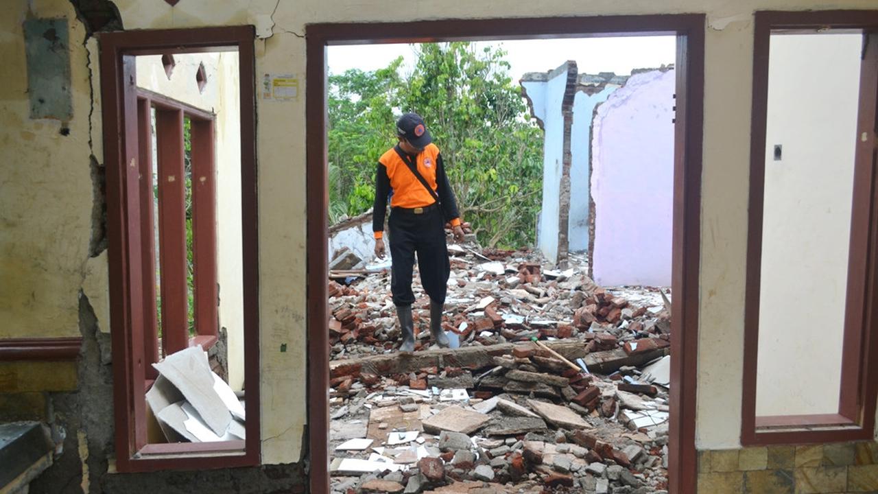 Longsor Jatiluhur, Desa Padangjaya Kecamatan Majenang Kabupaten Cilacap merusak sebanyak 24 rumah dan menyebabkan seratusan lebih jiwa mengungsi. (Foto: Liputan6.com/Muhamad Ridlo)
