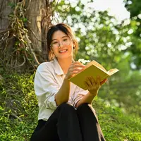 ilustrasi perempuan membaca buku/Prathankarnpap/Shutterstock