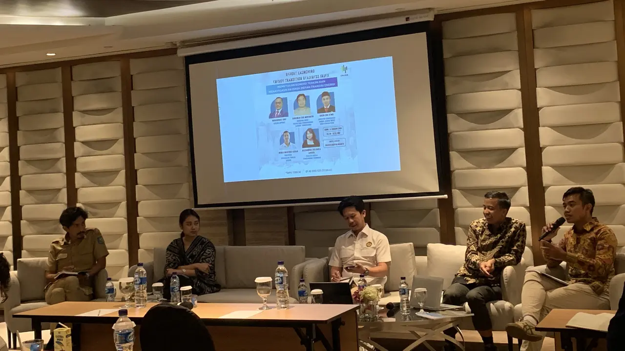 Center of Economic and Law Studies (CELIOS) meluncurkan Laporan Indeks Kesiapan Transisi Energi Indonesia: Memetakan Kondisi Terkini dan Menavigasikan Masa Depan Sektor Energi, di Hotel Ahsley Wahid Hasyim, Jakarta, Senin (15/1/2024). (Tasha/Liputan6.com)