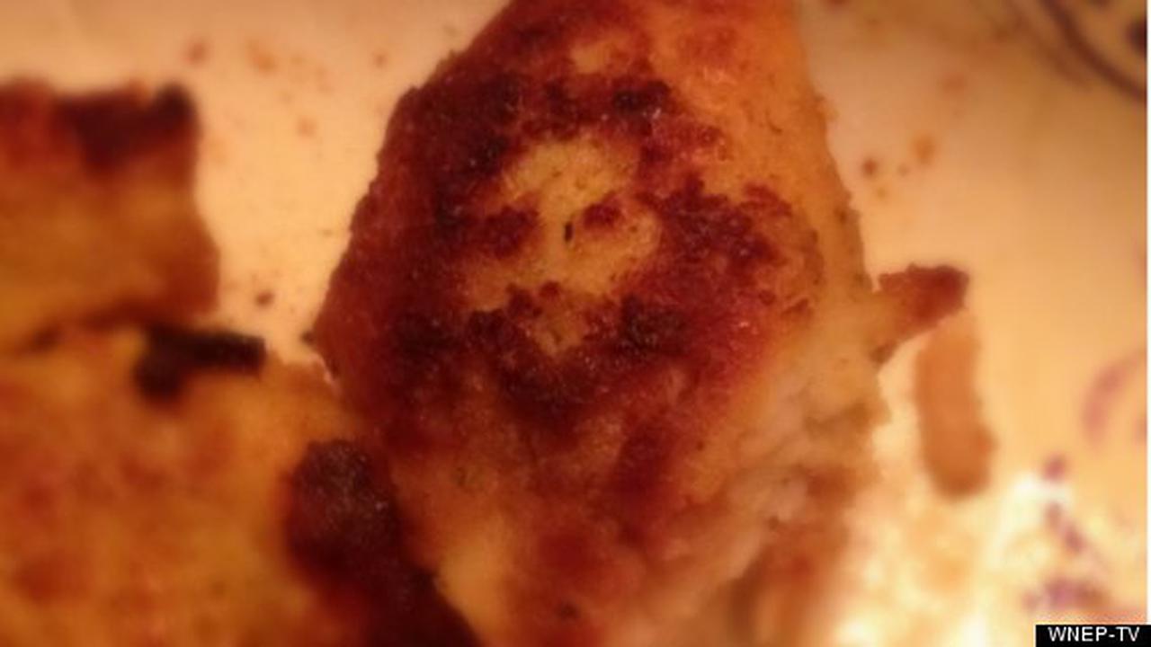 Penampakan sosok yang disebut-sebut Yesus pada dada ayam. (Youtube)