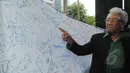 Adnan Buyung Nasution menunjuk spanduk dukungan kepada KPK, Jakarta, Jumat (6/3/2015). Adnan mengungkapkan kliennya Anas Urbaningrum akan melakukan kasasi ke Mahkamah Agung atas vonis yang diterimanya. (Liputan6.com/Herman Zakharia)