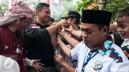 Sejumlah warga berebut hendak bersalaman dengan Calon Gubernur DKI Jakarta, Agus Harimurti Yudhoyono di Kampung Bidaracina, Jakarta, Rabu (30/1). Agus menggelar kampanye tatap muka dengan para warga di wilayah tersebut. (Liputan6.com/Gempur M Surya)