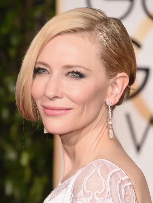 Menyapu rambut pirangnya ke satu sisi, ibu empat orang anak ini memilih gaya ‘smokey eyes’ yang dramatis pada kelopak matanya dan lipstik berwarna ‘nude’ untuk acara yang diselenggarakan ke 73 kalinya ini. (AFP/Bintang.com)