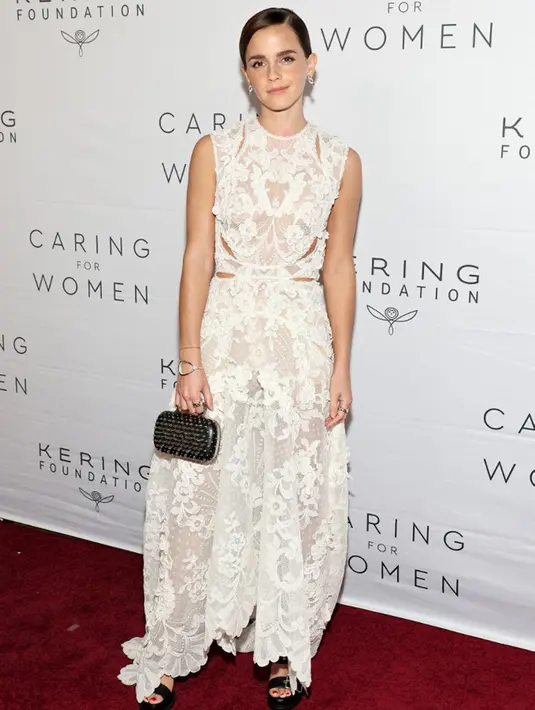 <p>Emma Watson menghadiri makan malam The Kering Foundation's Caring for Women di The Pool on Park Avenue, New York City, Amerika Serikat, 15 September 2022. Emma melengkapi penampilannya dengan sepasang sandal hitam tebal. (Dia Dipasupil/Getty Images/AFP)</p>