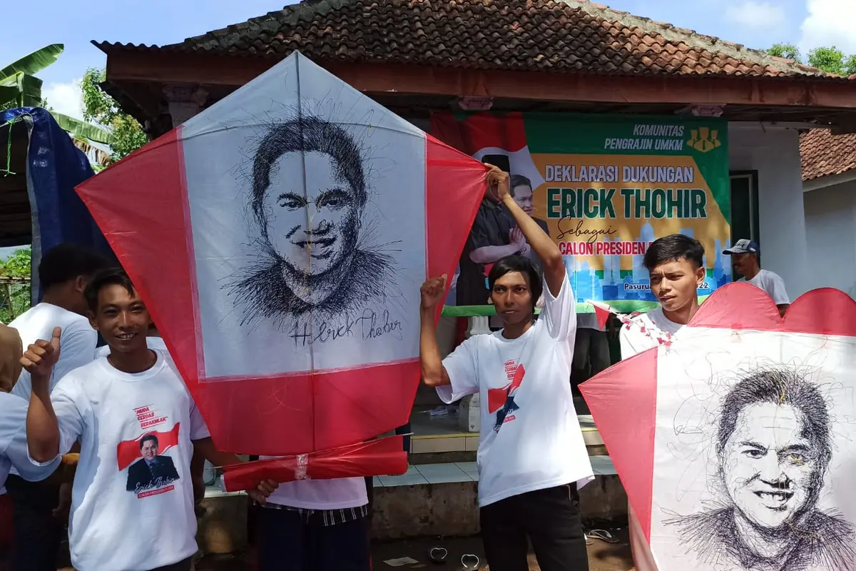 Layang-layang bergambar Erick Thohir terbang di Pasuruan. (Dian Kurniawan/Liputan6.com)