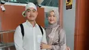 <p>Ini adalah foto sebelum berangkat umrah yang diunggah oleh Kaesang Pangarep. Erina Gudono cantik dengan baju abaya dan jilbab pashmina warna senada. Melihat foto tersebut, netizen salah fokus dengan wajah Erina yang disebut mirip dengan Ibu Iriana. Bahkan tak sedikit yang mendoakan Puteri Indonesia DIY 2022 ini didoakan istiqomah berhijab setelah pulang umrah. (Liputan6.com/IG/@kaesangp)</p>