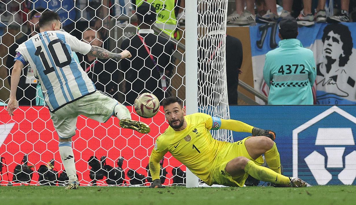 Lionel Messi. Sayap kanan Argentina yang total mencetak 7 gol di Piala Dunia 2022 Qatar ini menjadi pemain tertua keempat yang mampu mencetak gol pada Piala Dunia 2022 Qatar yang menjadi Piala Dunia kelimanya. Dua gol terakhirnya dicetak pada laga final kontra Prancis yang turut membawa Argentina juara Piala Dunia 2022 melalui adu tendangan penalti (18/12/2022). Saat itu ia berusia 35 tahun, 5 bulan dan 24 hari. (AFP/Adrian Dennis)
