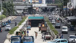 Suasana pembangunan Underpass Senen Extension di kawasan Senen, Jakarta, Jumat (16/10/2020). Pembangunan Underpass Senen Extension ditargetkan selesai pada November 2020 mendatang.(Liputan6.com/Faizal Fanani)