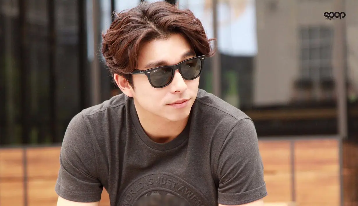 Sebelum dikenal sebagai aktor, Gong Yoo pernah mencoba pekerjaan lain. Menurut Soompi, ia mengaku jika dirinya pernah menjadi VJ pada sebuah acara televisi. (Foto: koreaboo.com)