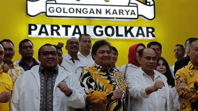 Relawan Jokowi menemui Ketum Golkar Airlangga Hartarto untuk menyerahkan hasil Musra