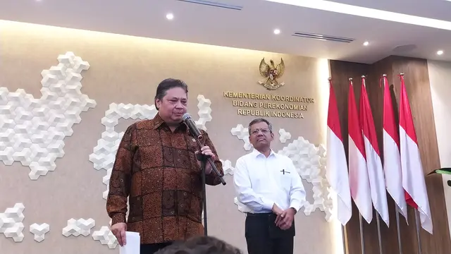Menteri Koordinator Perekonomian, Airlangga Hartarto dan Wakil Menteri Keuangan Suahasil Nazara dalam konferensi pers perkembangan isu perekonomian terkini, di Kantor Kemenko, Jakarta, Kamis (18/4/2024).(Tira/Liputan6.com)