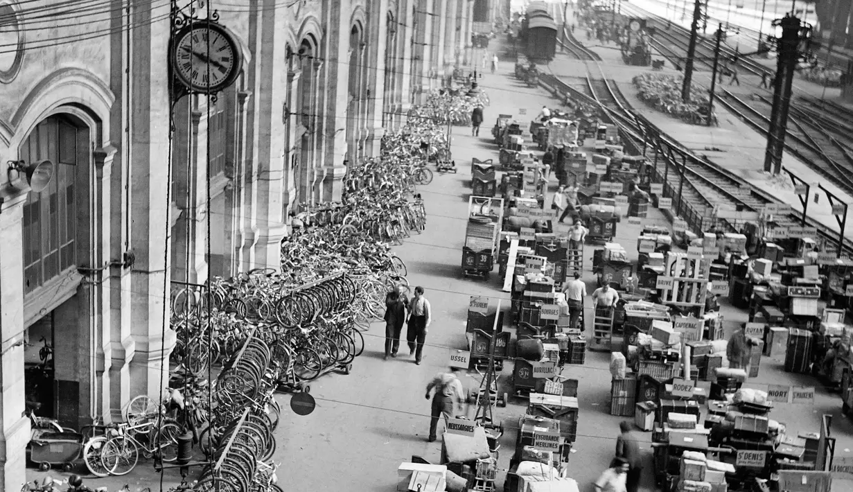 Layanan bagasi dipenuhi dengan sepeda dan koper di Stasiun Kereta Api Austerlitz, Paris, Prancis, 1 Agustus 1948. (INTERCONTINENTALE/AFP)