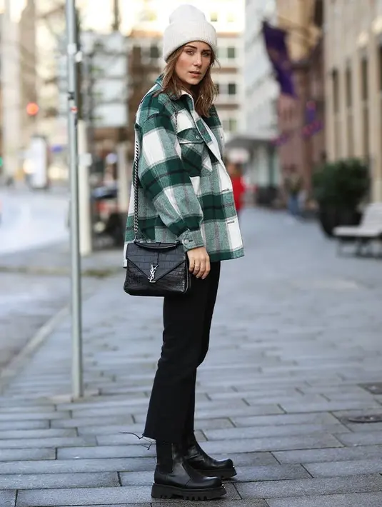 Tampilan dengan atasan flanel yang klasik juga bisa dipadu dengan busana luar ruangan, seperti chunky boots, loose-fitting denim, dan knit beanie. Foto: Purewow.
