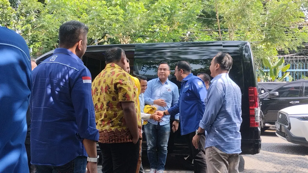 Relawan pendukung bakal calon presiden Anies Baswedan yang tergabung dalam Sekretariat Bersama Kuning Ijo Biru (Sekber KIB) menemui Ketua Umum (Ketum) Partai Demokrat Agus Harimurti Yudhoyono (AHY).