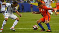 Penyerang sayap Cile, Alexis Sanchez (kanan) berusaha melewati adangan bek Kolombia, Santiago Arias, pada laga semifinal Copa America Centenario 2016, di Stadion Soldier Field, Chicago, Illinois, AS, Kamis (22/6/2016) pagi WIB. Sanchez mencatat caps 100. 