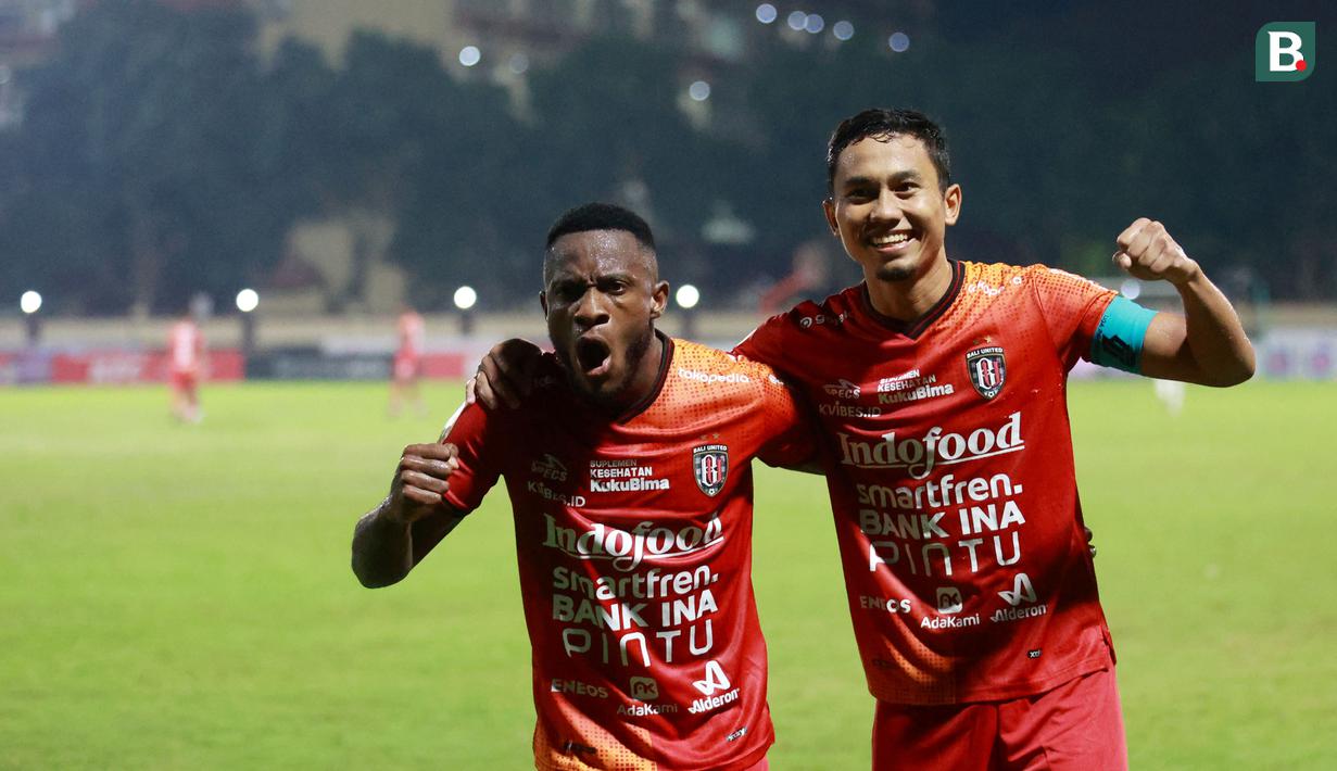 Pemain Bali United, Privat Mbarga bersama Ricky Fajrin, melakukan selebrasi setelah mencetak gol ke gawang Arema FC pada laga BRI Liga 1 di Stadion PTIK, Jakarta, Senin (27/3/2023). Arema menang dengan skor 3-1. (Bola.com/M Iqbal Ichsan)