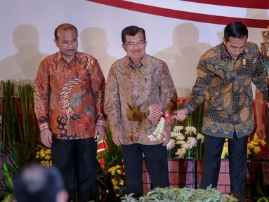 Presiden Joko Widodo ditemani Wapres Jusuf Kalla  dan Menteri PPN/Kepala Bappenas Andrinof Chaniago membuka acara Musyawarah Perencanaan Pembangunan Nasional (Musrenbangnas) Tahun 2015 di Jakarta, Rabu (29/4/2015). (Liputan6.com/Faizal Fanani)